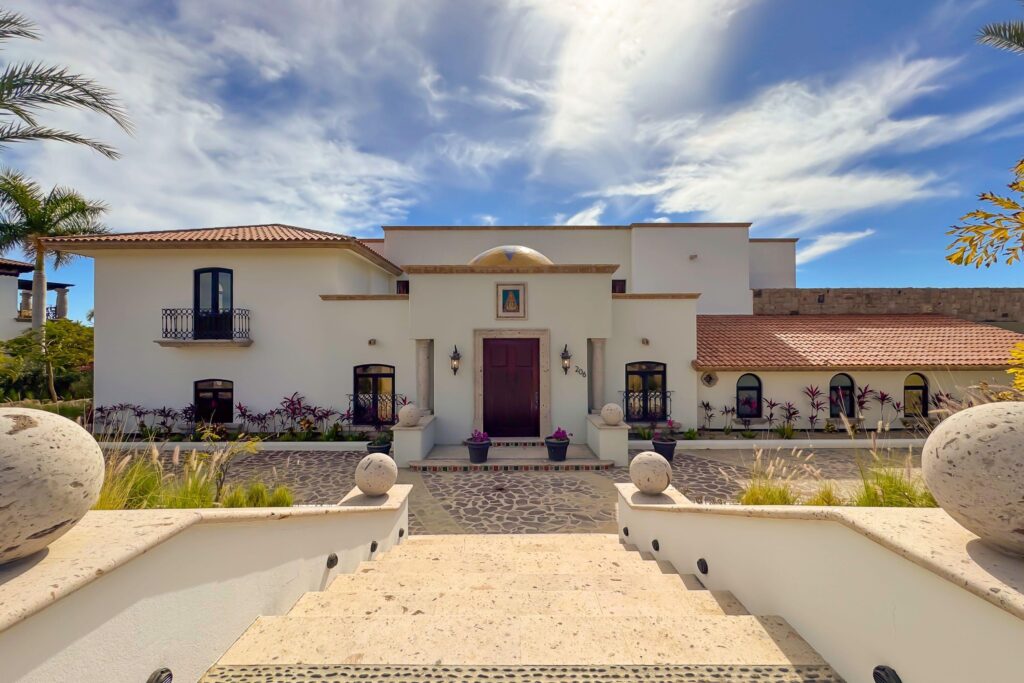 Los Cabos Luxury Section 1- Las Colinas Casa Sueños is an extraordinary 10-bedroom estate, thoughtfully designed to embrace large-scale living within Querencia.The property welcomes you into the main house and is composed of a separate casita located just steps away, together functioning as one unified residence. The main house features expansive indoor and outdoor living areas, seven spacious bedrooms, outdoor showers, a generous pool terrace, and unobstructed – 206 Av. Padre Kino, San Jose del Cabo, BS