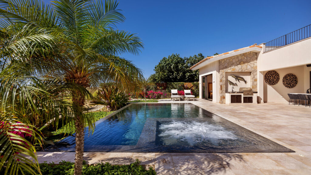 Los Cabos Luxury Section 10- El Parque Discover this exceptional new residence perfectly situated within the sought-after El Parque neighborhood of Querencia. Ideally located just a short walk from the clubhouse, this home offers the best of convenience and community living.Enjoy a large green space directly in front of the property, ideal for families with children or pets to play and explore. The setting captures beautiful golf course, mountain, and ocean – Casita 27, Pacific, Pacific, BS