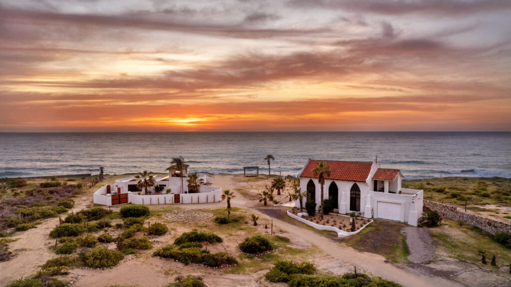 Los Cabos Luxury Section 1- Las Colinas Casa Sueños is an extraordinary 10-bedroom estate, thoughtfully designed to embrace large-scale living within Querencia.The property welcomes you into the main house and is composed of a separate casita located just steps away, together functioning as one unified residence. The main house features expansive indoor and outdoor living areas, seven spacious bedrooms, outdoor showers, a generous pool terrace, and unobstructed – Rancho 82, Pacific, BS
