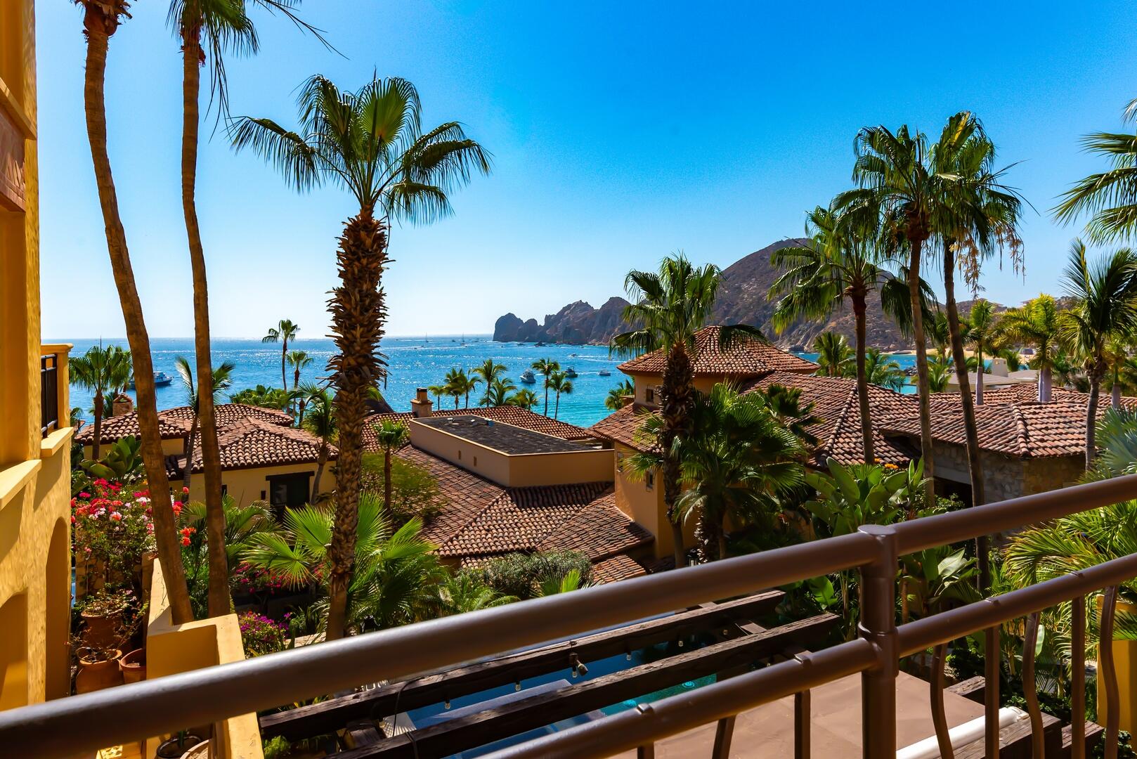 Los Cabos Luxury Section 28- Ocean Residences This luxury four-bedroom Ocean Residence offers an exceptional blend of comfort, elegance and breathtaking ocean for sale